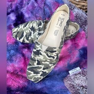 Women Toms. Worn a few time. Like new, not even broken in.